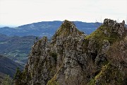 40 Versante roccioso con vista sulle Valli Brembilla e Imagna